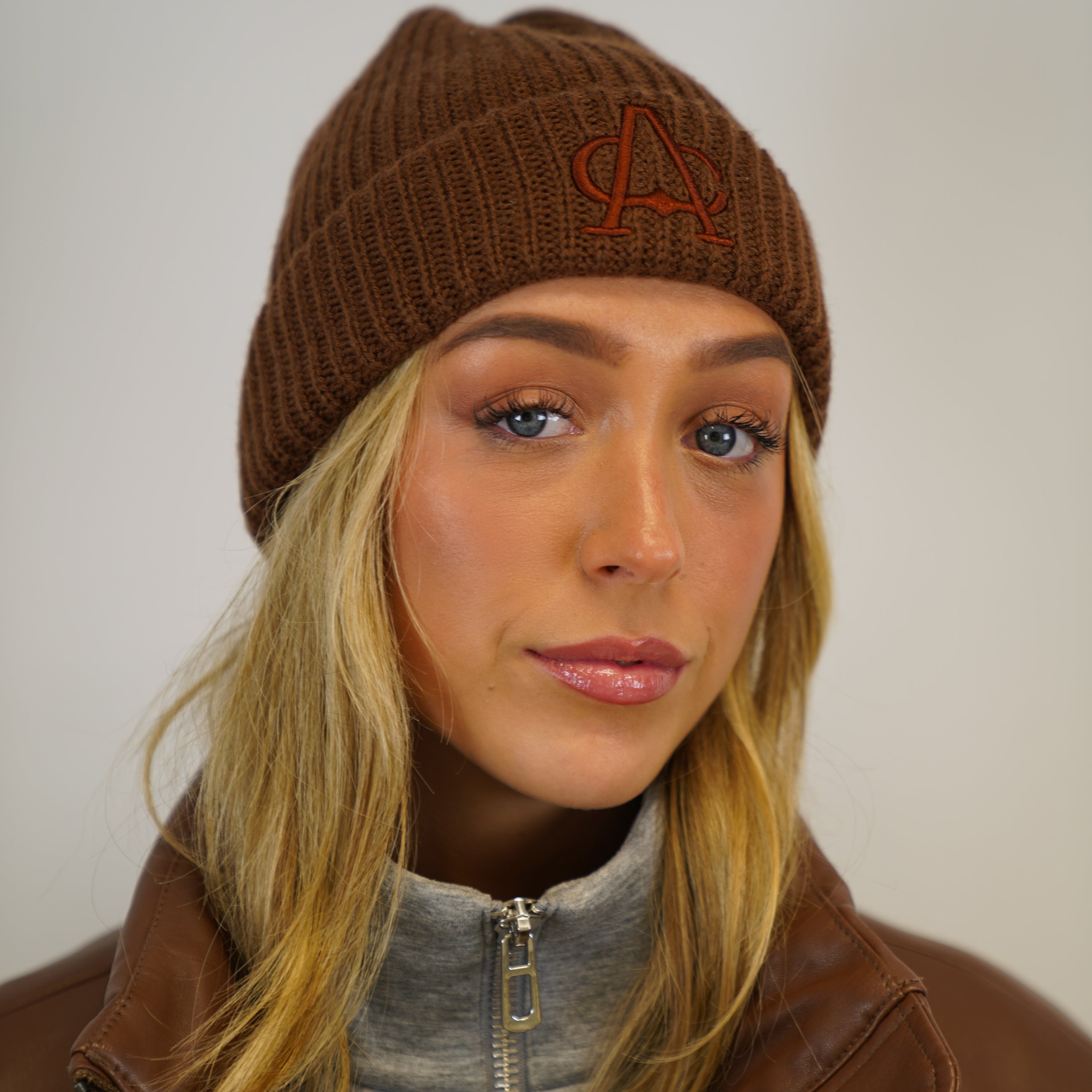 FREYA BEANIE BROWN